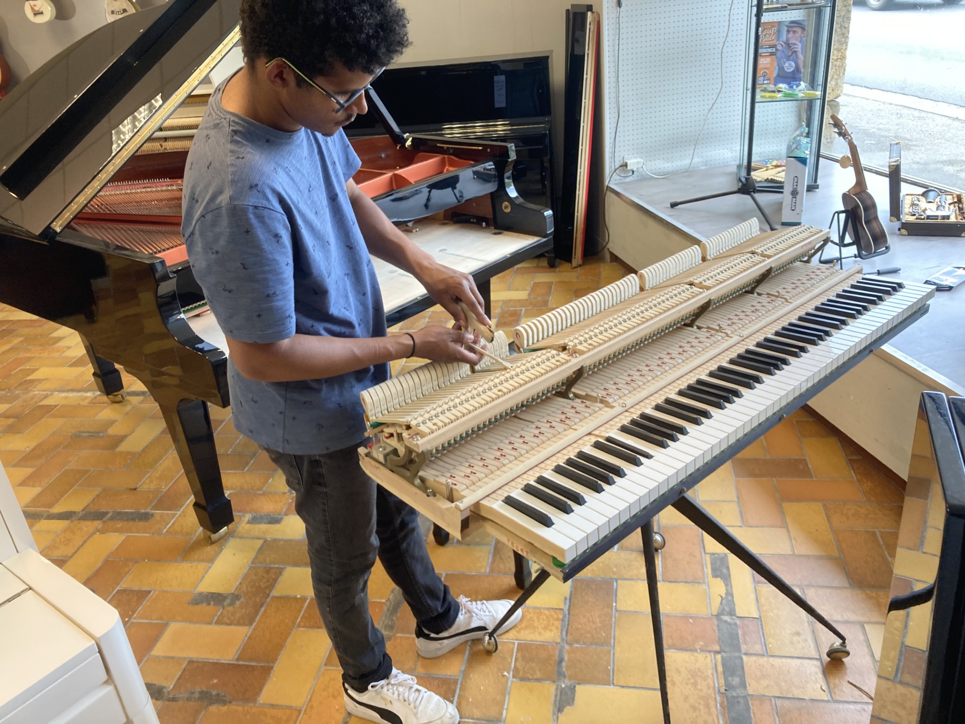 Accordeur de piano professionnel à Lyon en train d'accorder un piano à queue