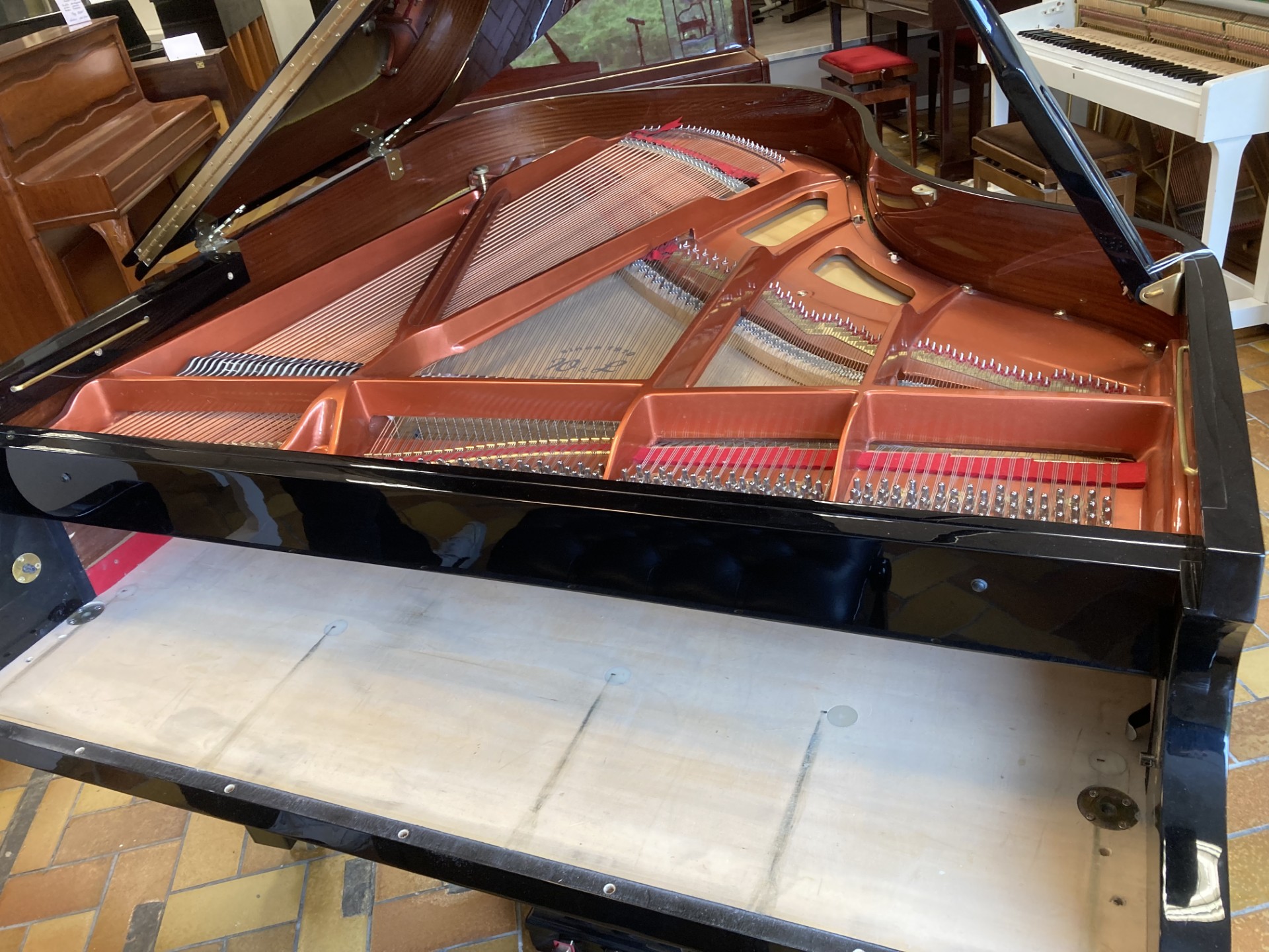 Accordeur de piano professionnel à Lyon en train d'accorder un piano à queue